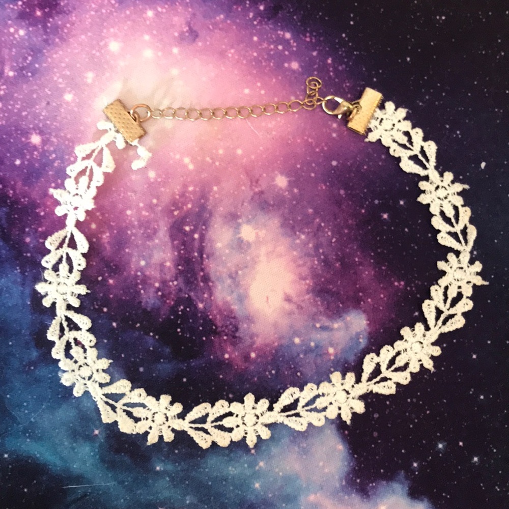 Adorable white lace floral chocker 🌸